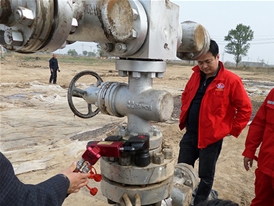 驅(qū)動液壓扭矩扳手應(yīng)用在石油管道發(fā)蘭螺栓預(yù)緊